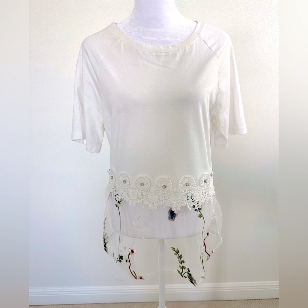 Extelle Top Featuring an Embroidered Shear Bottom, Size S/M